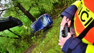 Hasiči vyprošťovali auto z příkopu