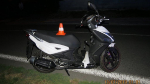 Mladá žena jela na skútru pod vlivem alkoholu