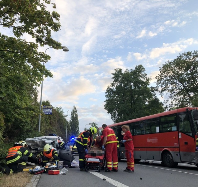 V Hlučíně došlo ke srážce osobního auta s autobusem