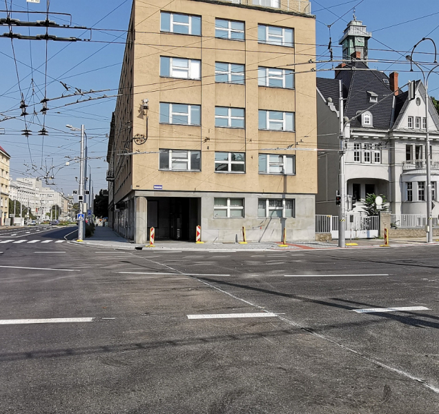 Končí rekonstrukce křižovatky Českobratrská a Sokolská třída