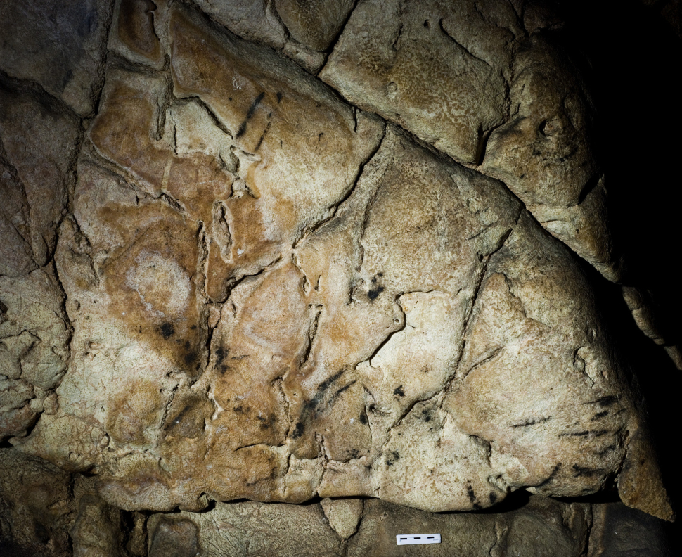 Vědci objevili v Moravském krasu malbu starou 7 tisíc let