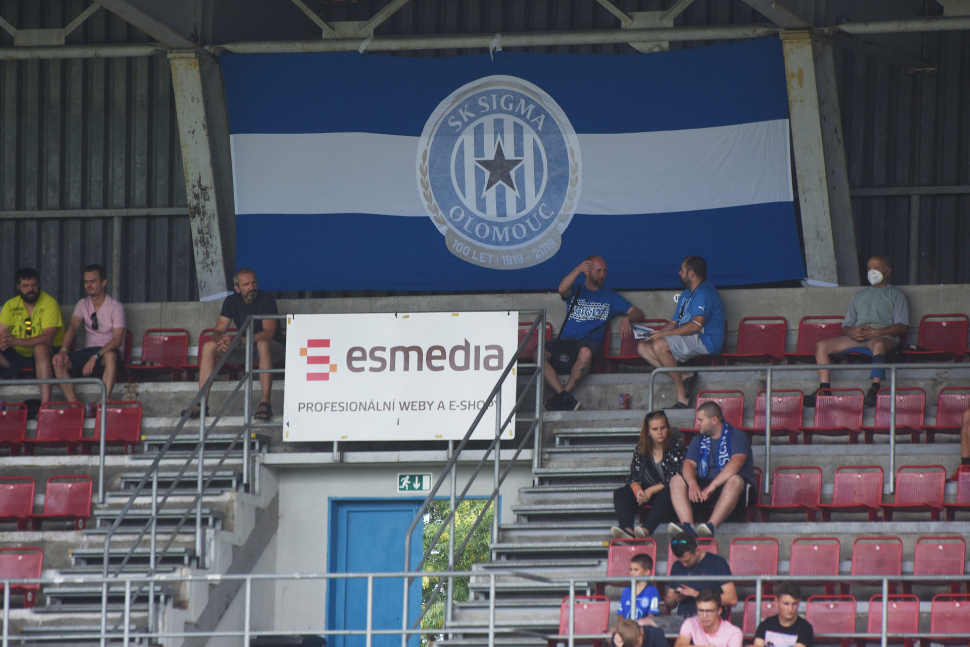 Na stadiony už může více fanoušků