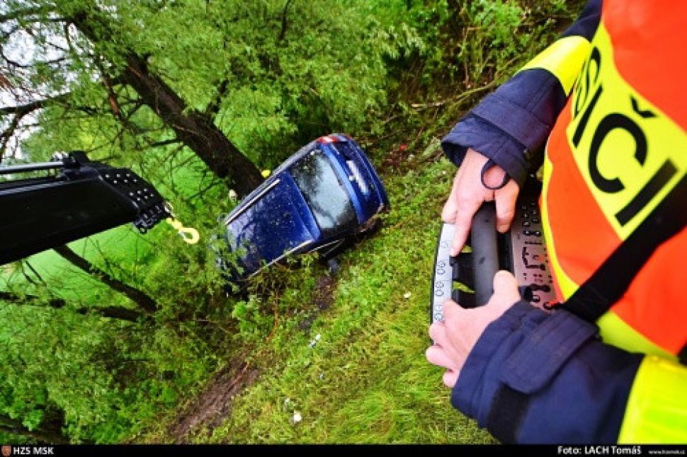 Hasiči vyprošťovali auto z příkopu