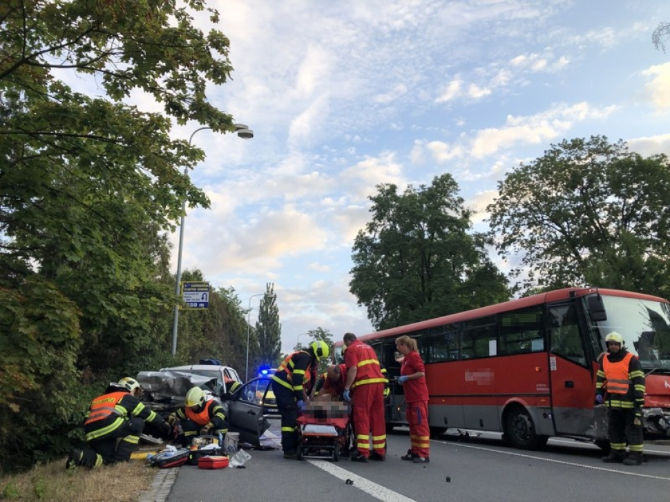 V Hlučíně došlo ke srážce osobního auta s autobusem