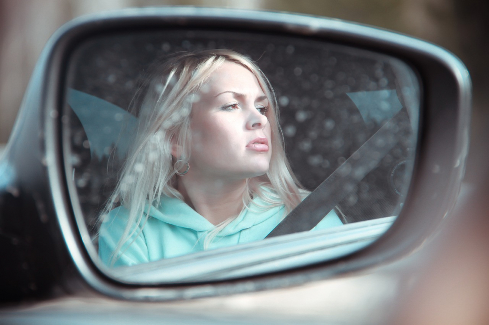 Žena své auto před útočníkem neubránila